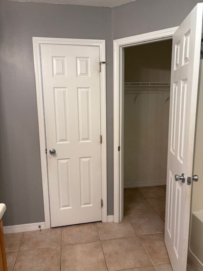 Building Photo - 1833 Sundown Dr