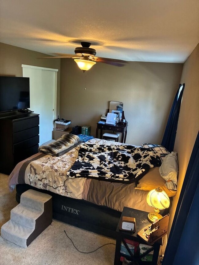 Building Photo - 3 Bedroom, 2.5 Bath Townhome with 2 Car At...