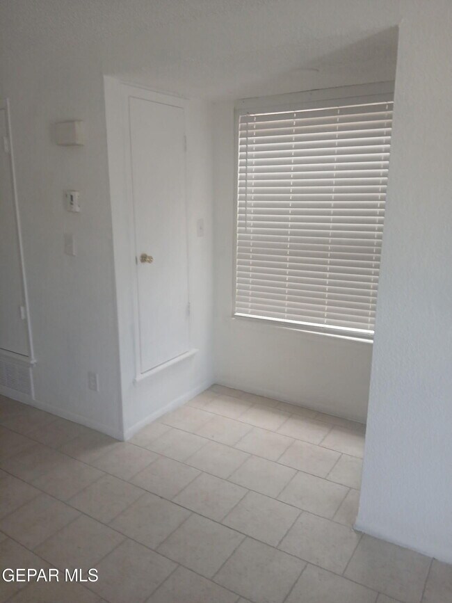 Building Photo - 6057 Morning Glory Cir