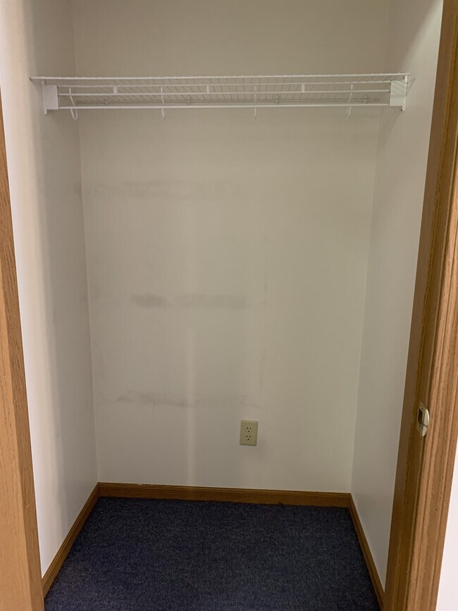 Building Photo - 135 S River Rd