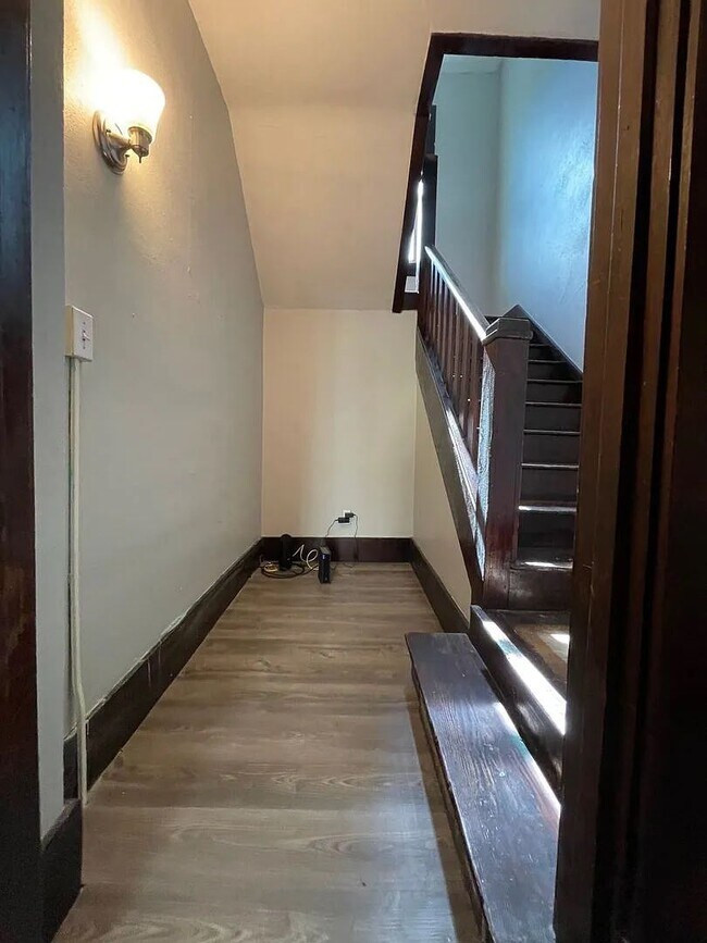 Building Photo - Spacious 6-Bedroom Rental Near Campus & Downtown