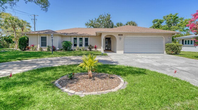 Building Photo - 3 Bedroom, 2 Bath Home with Pool Near Sies...