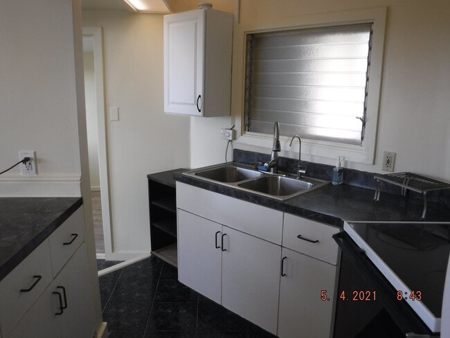 Building Photo - Kahala Hts Cottage 2 / 1 / garage