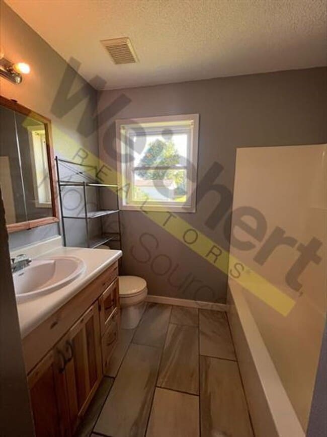 Building Photo - 3 bedroom, 2 bath home in Center Hill