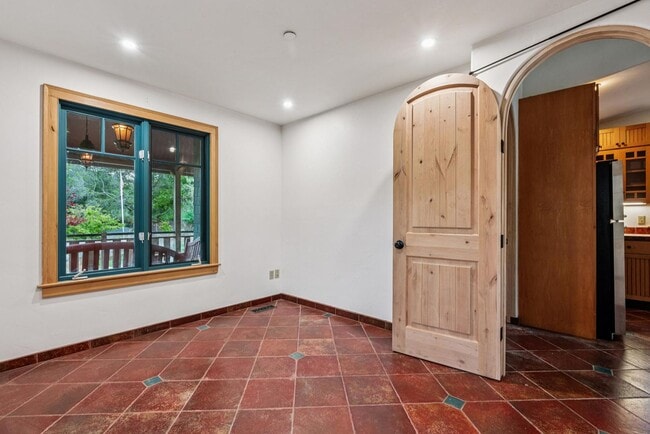 Building Photo - 385 Moraga Ave