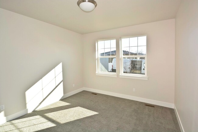 Building Photo - Centrally Located 3 Bedroom 2 Bathroom Home