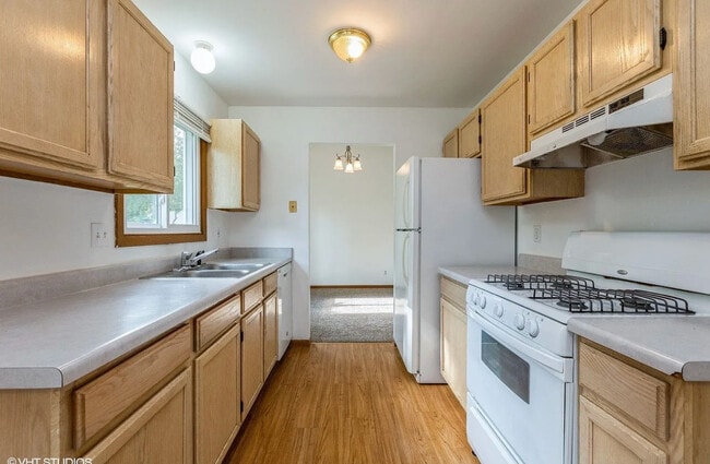 Building Photo - 664 Regent Dr
