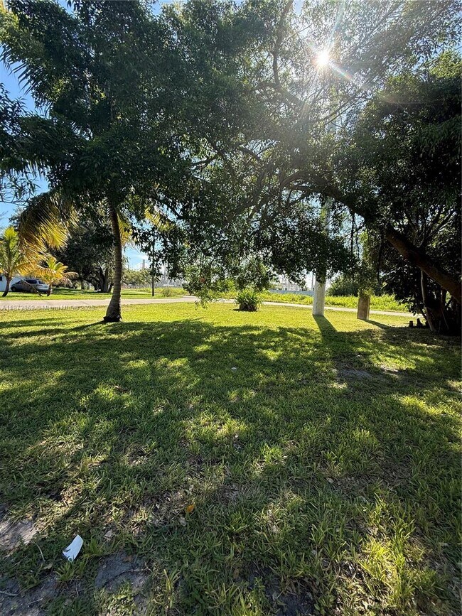 Building Photo - 1503 NE 128th St