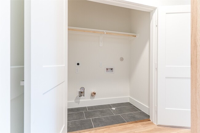 Building Photo - 2428 Ella Blvd