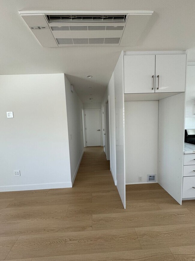 Building Photo - Spacious 1000 Sq. Ft. Single-Floor Back AD...