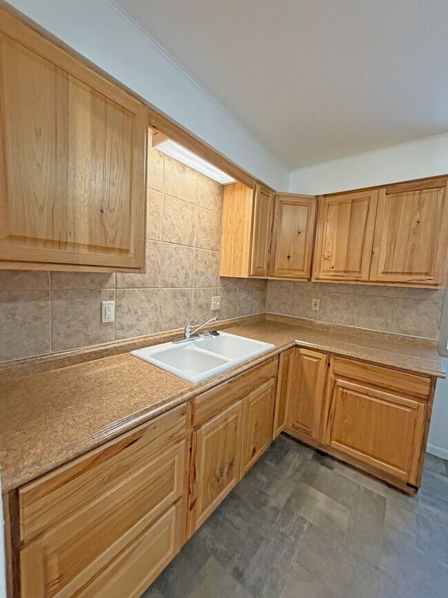 Building Photo - Gorgeous Well Kept Home Near Mercy & Bass Pro!