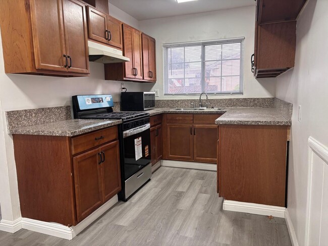 Building Photo - Charming 1-bedroom, 1-bath apartment located in a desirable area of Burbank.