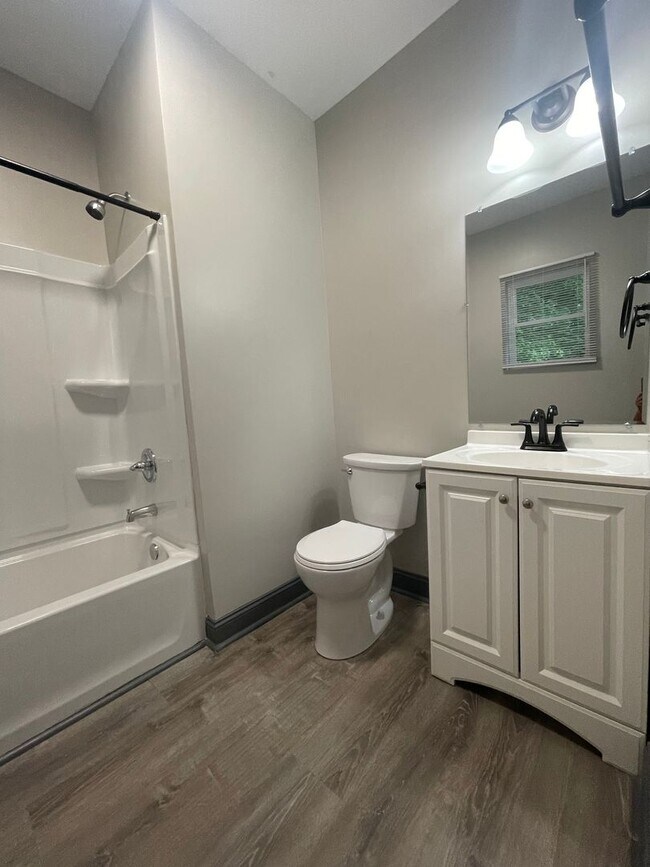 Building Photo - Newly Fully Renovated 3 bedroom 2 bath hom...