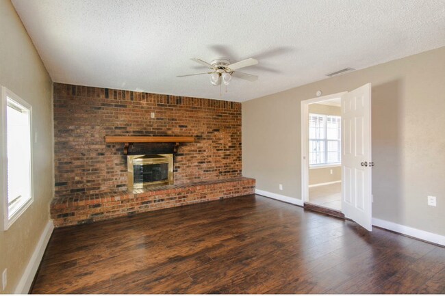 Building Photo - 830 E Linda Dr