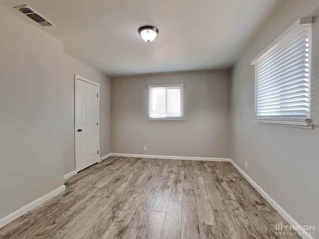 Building Photo - 6574 Golf View Dr