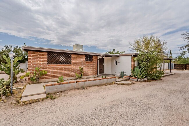 Building Photo - 1437 E Lester St