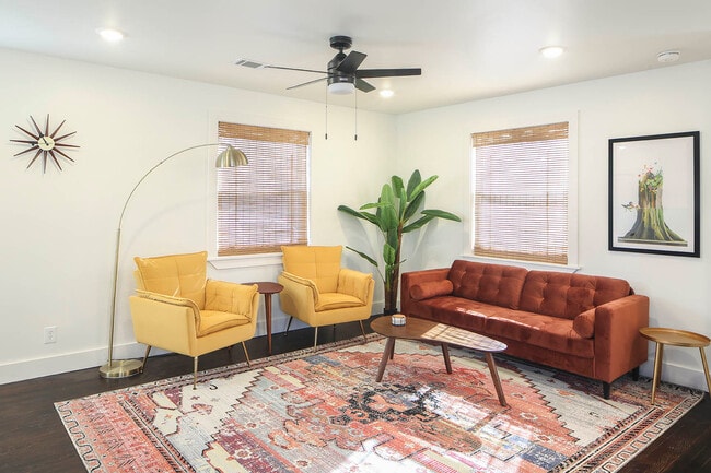 Building Photo - 1104 Matthews Pl