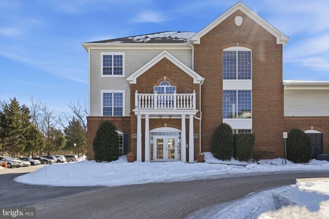 Building Photo - 4852 Eisenhower Ave