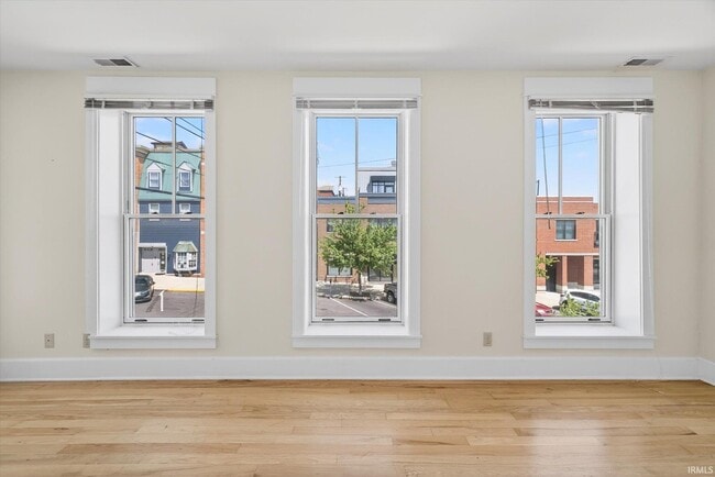 Building Photo - 114 E 6 St