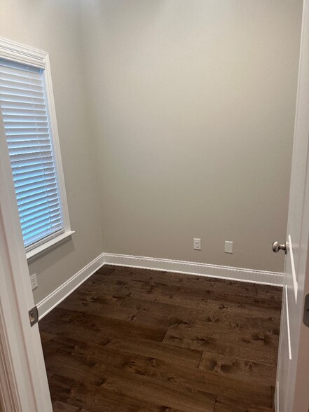 Building Photo - 528 NE Bellingham Dr