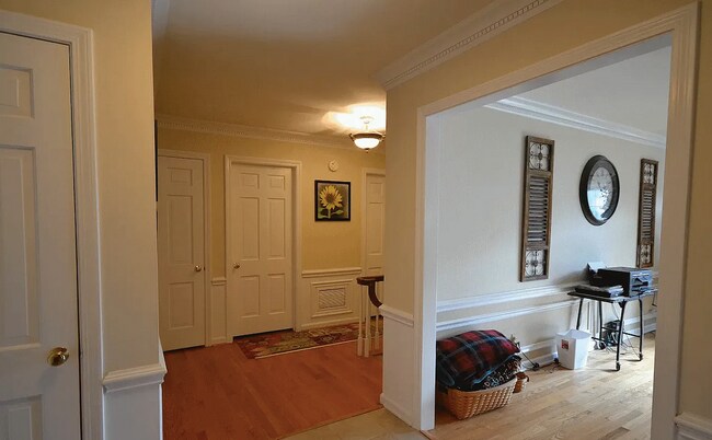 Building Photo - 207 Hawthorn Dr