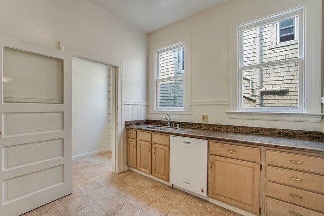 Building Photo - Top Floor Presidio Heights 1BD/1BA. On-sit...
