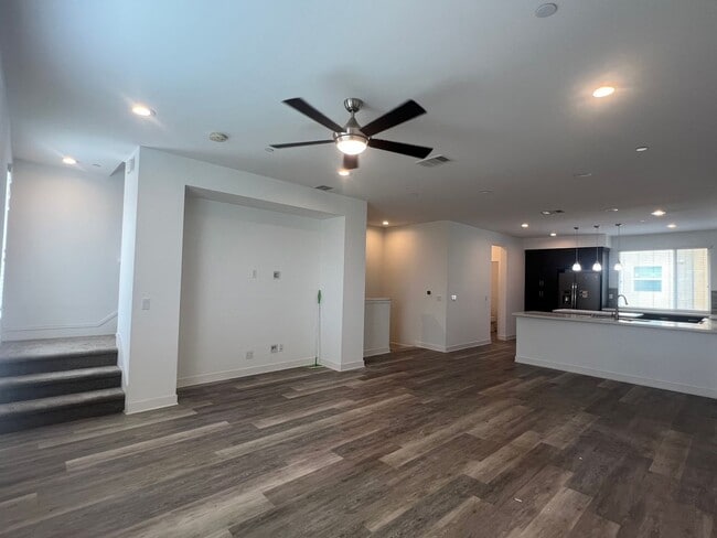 Building Photo - Completely upgraded large townhome with solar!!