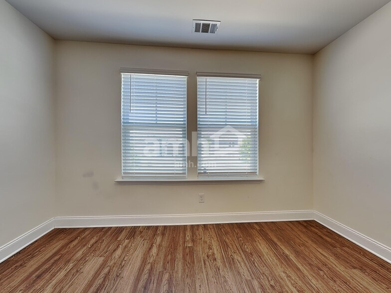 Building Photo - 243 Dogwood Cir