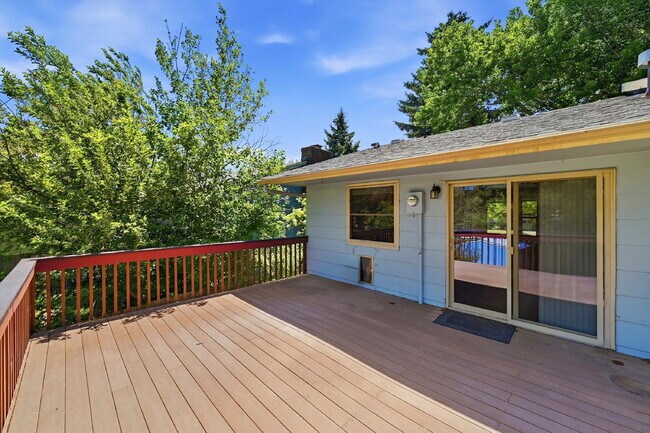 Building Photo - $1,995.95 4-bed, 1.5 bath, located in Colorado Springs with a large back yard
