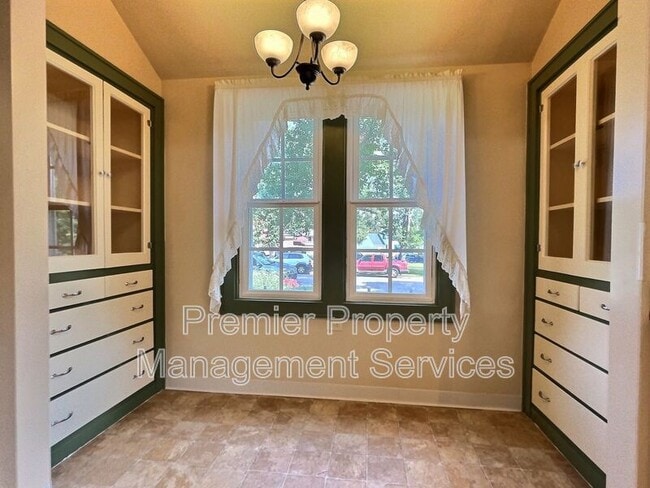 Building Photo - 2306 Locust St