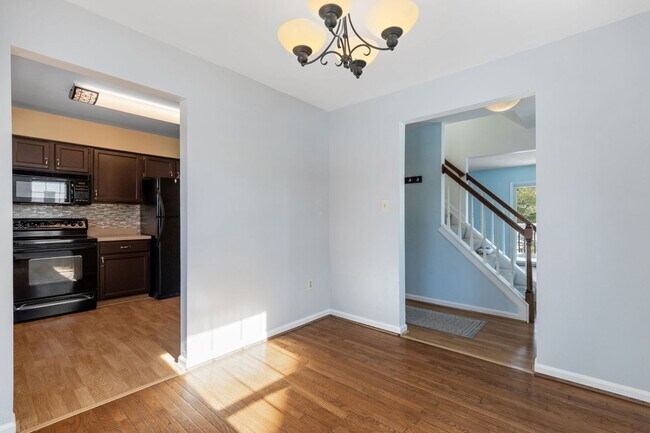 Building Photo - Beautifully maintained END UNIT townhouse in Robin meadows ready for you now!