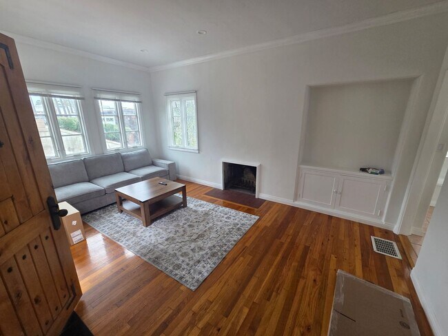 Building Photo - Charming 2 Bed 1 bath "monthly rental" in ...