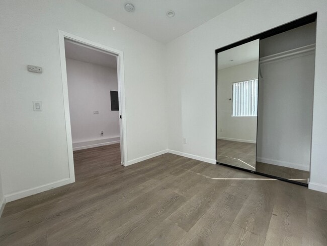 Building Photo - 839 W 165th Pl