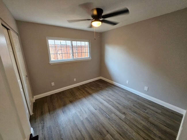 Building Photo - Welcome Home! Spacious Floor Plan 3 Bed 2 ...