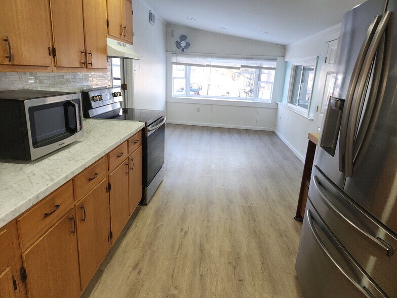 Building Photo - 1204 Lossing Ave