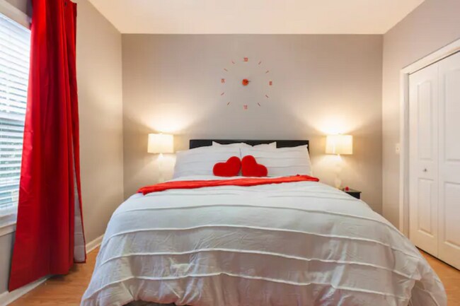 Building Photo - 2700 Pine Tree Rd NE