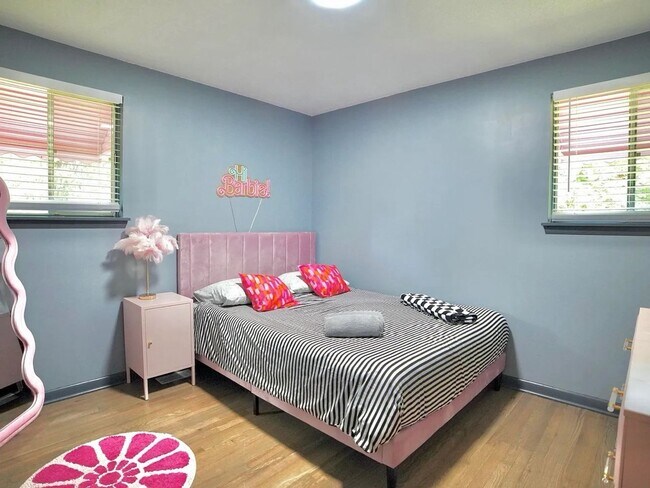 Building Photo - Three Bedroom Home