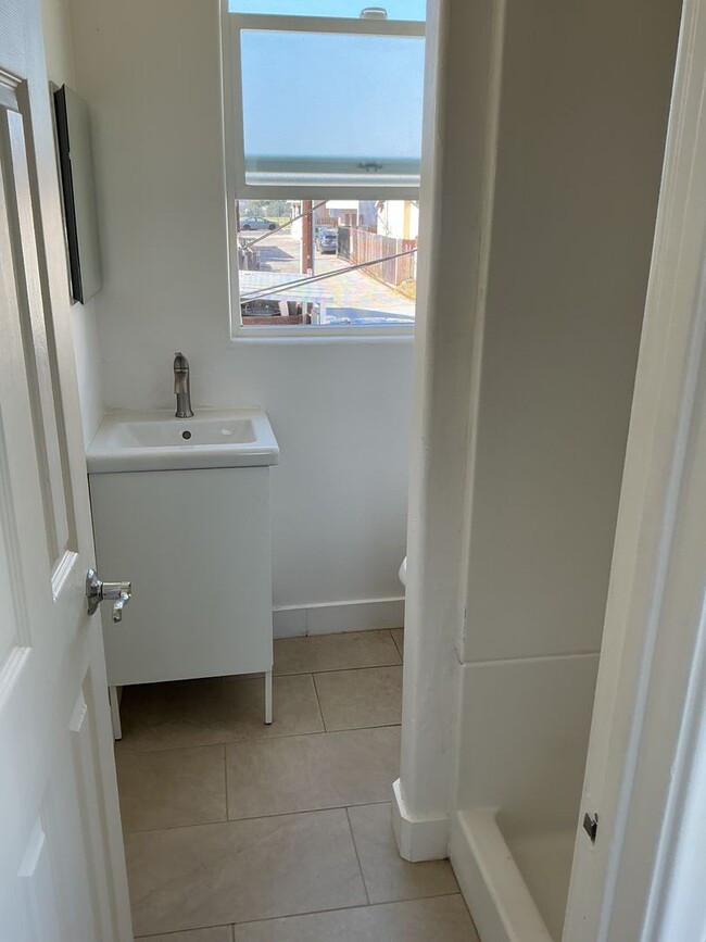 Building Photo - 1 bedroom 1 bath unit on 2nd level