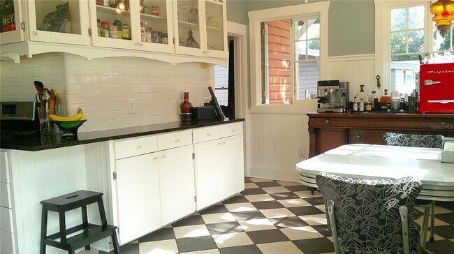 Building Photo - 303 E Plymouth St