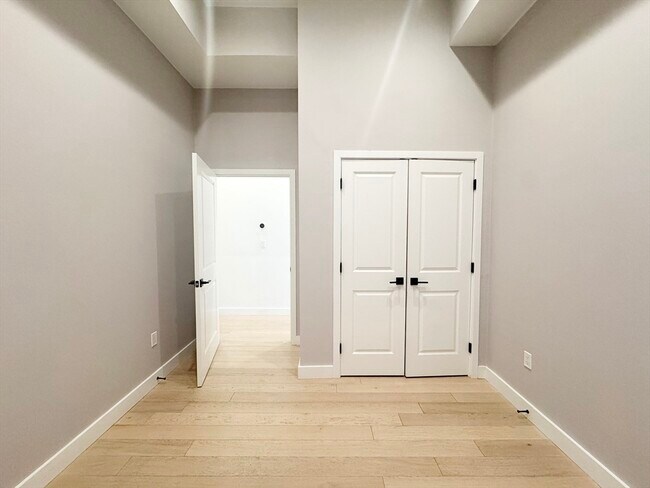 Building Photo - 360 Meridian St