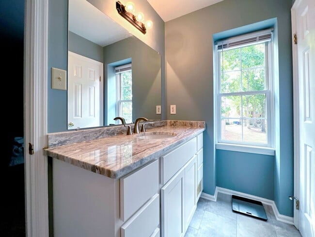 Building Photo - Spacious End-Unit Townhome