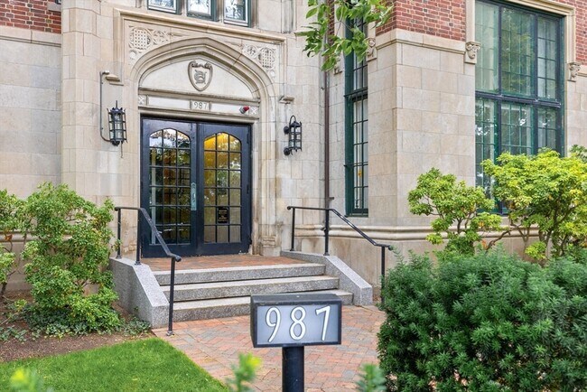 Building Photo - 987 Memorial Dr