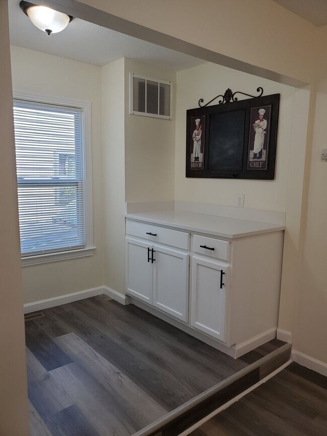 Building Photo - Beautiful remodeled 3BR, 1.5 Bth with garage and fenced backyard with newer stainless appliances