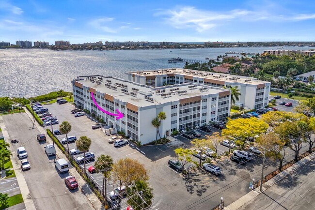 Building Photo - 1502 S Lakeside Dr