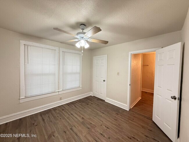 Building Photo - 1204 W 31st St
