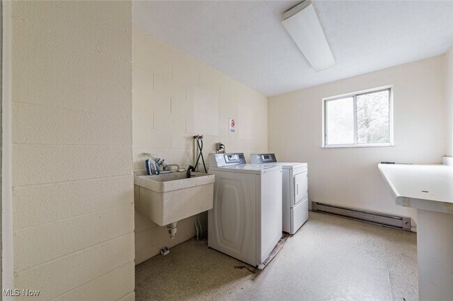 Building Photo - 4383 Inner Cir Dr