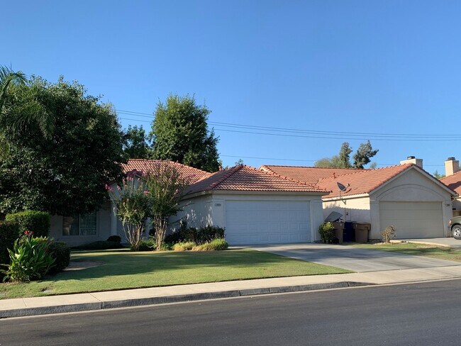 Building Photo - Beautiful Home Call 834-4202