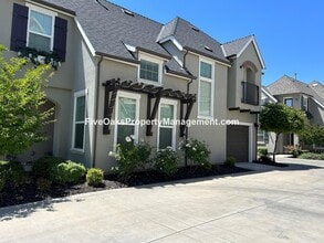 Building Photo - 1208 Lavande Dr