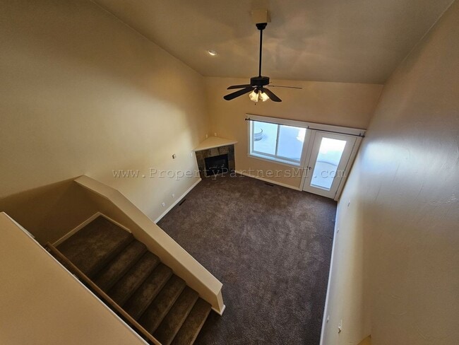 Building Photo - Very Nice - 3 Bed 2.5 Bath Townhouse