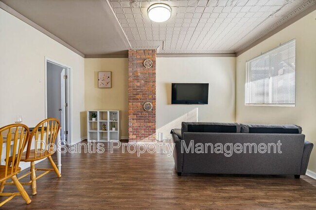 Building Photo - 1129 Brabec St